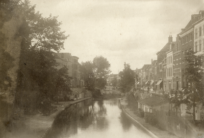 500867 Gezicht vanaf de Viebrug op de Oudegracht Weerdzijde te Utrecht uit het zuiden, tijdens de vervanging van de ...